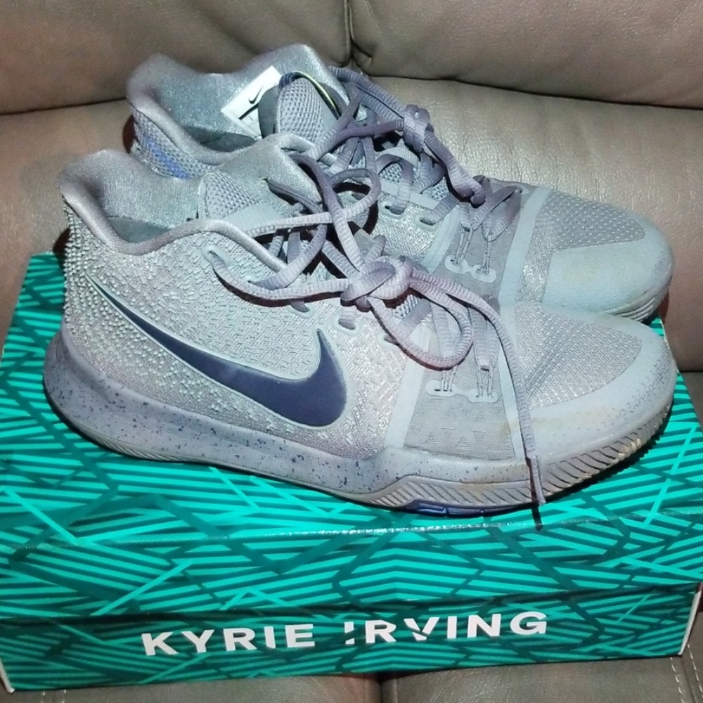 Basketball Shoes - Picture 2 of 5